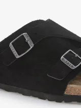 Sandalias Birkenstock Zurich de gamuza negra, con dos correas ajustables con hebillas metálicas plateadas y plantilla anatómica de corcho.