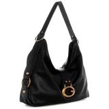 Cartera tipo hobo de Guess en color negro, confeccionada en material sintético con textura granulada. Cuenta con una manija superior para llevar al hombro, herrajes metálicos en tono dorado y una gran hebilla frontal decorativa con la letra "G" característica de la marca.