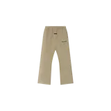 Pantalón de jogging Fear of God Essentials de corte acampanado, color beige, con cintura elástica con cordón ajustable, parche de goma con el logo de la marca y texto "Essentials" bordado en la pierna.