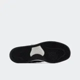 Championes urbanos New Balance modelo 480, color negro y blanco, confeccionados en gamuza y cuero, con logo "N" característico en los laterales y suela de goma.