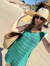 Vestido corto de playa tejido al crochet, color verde esmeralda con rayas horizontales caladas.