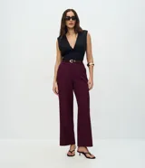 Pantalón de sastrería corte recto, color marrón, con cintura de tiro medio, trabillas largas y bolsillos traseros.