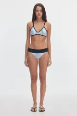 Bombacha de bikini de tiro medio con cintura ancha combinada en tono tostado y parte posterior negra.