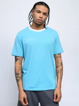 Remera de corte clásico color blanco, con cuello redondo en color rosado y logo de la marca bordado en el pecho en el mismo tono.