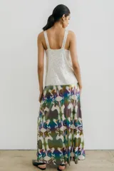 Falda larga de jersey, color rojo con estampado abstracto en tonos oscuros.