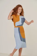 Falda tejida midi con diseño geométrico en colores naranja, amarillo y verde agua.