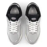 Championes New Balance 2002R color gris con detalles en negro y plateado. Capellada de gamuza y malla, entresuela Abzorb y suela N-ergy.