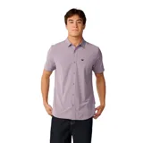 Camisa lila de manga corta con tecnología Vaporcool y Aerotech para absorción de humedad y respirabilidad. Cuenta con cuello clásico, cierre frontal con botones y un bolsillo ojal en el pecho.