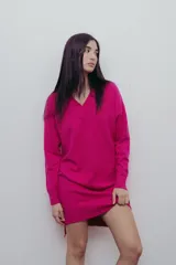 Vestido de punto color marrón, con escote en V, mangas largas y silueta recta con tajos laterales.