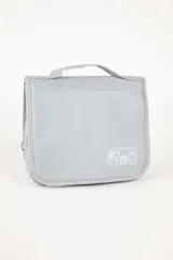 Neceser gris claro con asa superior y cierre de cremallera. Estampado frontal con íconos de productos de higiene personal.