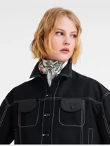Pañuelo cuadrado de seda con estampado multicolor que representa motivos botánicos y arquitectónicos parisinos. Accesorio versátil de acabado suave y ligero.
