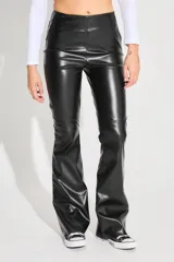 Pantalón de tiro alto confeccionado en ecocuero negro, con diseño semi oxford y recorte horizontal sobre la rodilla. Cuenta con cierre metálico lateral.