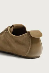 Zapatilla de hombre confeccionada en piel con acabado en serraje, color marrón, con cordones al tono y suela ultrafina.