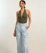 Pantalón cargo de jean azul, de corte recto y tiro alto, con bolsillos laterales y cierre frontal con botón y cremallera.