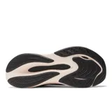 Championes New Balance FuelCell Propel v4 para dama, color negro con detalles en gris y rosa. Confeccionados en malla y material sintético, con entresuela FuelCell y placa de TPU.