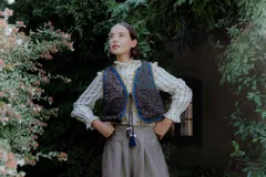 Pantalón sastrero de corte ancho y tiro alto, confeccionado en una mezcla de algodón y lino. Presenta un diseño de pierna amplia y holgada, ideal para un look sofisticado y cómodo.