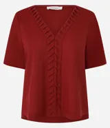 Blusa verde militar de piqué, corte slim, con escote en V y detalle texturizado en la vista delantera. Tiene mangas cortas.