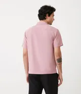 Camisa de hombre color rosa, corte slim, manga corta y cuello camisero.