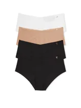 Pack de cuatro bombachas tipo cheeky sin costuras, en colores blanco, tostado y negro (dos unidades). Presentan un pequeño detalle de herraje metálico dorado con el logo de la marca en la cadera.