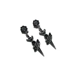 Par de aros colgantes negros con forma de daga atravesada por una cinta con la palabra 'Love' y una rosa en la parte superior.