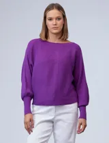 Buzo marca Cupio de tejido acanalado color azul. Tiene mangas largas estilo dolman y aplique de botones en la espalda.