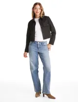 Chaqueta de estilo camisero confeccionada en tejido tipo suede, con cuello clásico, cierre frontal mediante botones a presión y bolsillos aplicados en el pecho. Presenta mangas largas con puños ajustables.