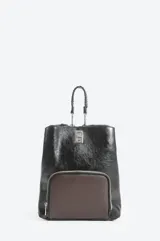 Mochila urbana de diseño bicolor en negro y marrón, confeccionada en material sintético con acabado brillante. Cuenta con un bolsillo frontal con cierre, asa superior trenzada y cierre principal con broche metálico.