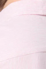 Camisa de lino rayada de manga larga, con cuello camisero, cierre frontal de botones y detalle de logo bordado en el pecho.