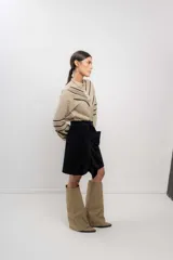 Minifalda negra de terciopelo con spandex y volantes en diagonal.