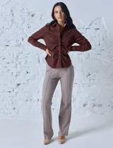 Camisa azul en símil suede, marca Ninety. Cuello con solapa y abertura central con botones. Delantera fruncida.