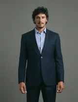 Ambo de vestir para hombre compuesto por saco de dos botones y pantalón de corte recto, en color azul oscuro.