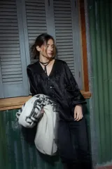 Camisa de seda negra estilo boho chic, amplia, con mangas abullonadas, frunce en hombros y espalda, y cierre frontal con botones.