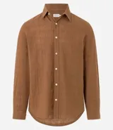 Camisa de hombre, manga larga, color beige claro, con cuello inglés y textura grid.