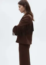 Chaqueta de efecto piel color marrón con cuello de solapa, diseño recto y detalle de flecos en la parte trasera y mangas.