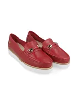 Mocasín de cuero color rojo con detalle de herraje metálico en el empeine y suela de plataforma dentada en color blanco.