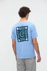 Remera de manga corta color blanco off-white, de calce clásico en tejido jersey de algodón. Presenta un gran diseño estampado en la espalda con un recuadro celeste que incluye las leyendas "WILD OCEAN" y "SALTY SOUL" junto con gráficos de olas y estrellas en tonos rosados y amarillos.