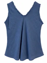 Musculosa color azul jean, con escote en V y detalles de flecos en los bordes de las sisas y el cuello.