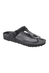 Sandalia tipo ojota Birkenstock Gizeh, color gris oscuro, fabricada en EVA moldeada de una sola pieza, impermeable y ultraligera. Presenta una tira fina con hebilla ajustable.