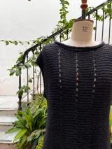 Chaleco tejido a mano en dos agujas con hilado 100% baby alpaca teñido artesanalmente, color magenta matizado. Diseño ligeramente oversize, de hombros anchos y cuello tipo bote, con puntos calados en frente y espalda y tajos a los lados en el bajo.