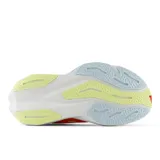 Championes de running New Balance Rebel v4, color naranja con detalles en blanco y amarillo. Confeccionados con espuma FuelCell para ofrecer propulsión y velocidad.