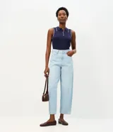 Pantalón de jean con corte new carrot, de cintura alta y estructura firme. Presenta un diseño holgado en la cadera que se estrecha hacia el bajo, con bolsillos funcionales y cierre frontal con botón y cremallera.