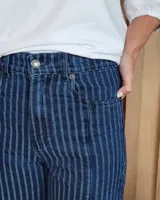 Pantalón de jean estilo wide leg con costuras verticales frontales, tiro alto y bolsillos laterales.