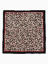 Pañuelo cuadrado de seda con estampado de leopardo en tonos beige, bordó y azul. Presenta un borde ancho en color bordó con un fino detalle de línea azul, ideal para usar como accesorio en el cabello o cuello.