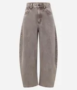 Pantalón de jean con corte barrel, de cintura alta y diseño de piernas anchas con volumen redondeado. Presenta bolsillos funcionales, trabillas para cinturón y cierre frontal con botón y cremallera.