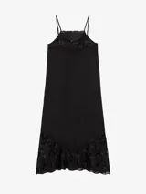 Vestido largo celeste de lino, de silueta recta y finos breteles regulables, con detalles de encaje aplicado en el escote y en el ruedo asimétrico.