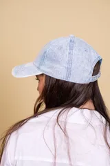 Gorra de visera color rosa.