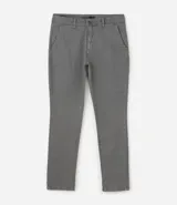 Pantalón slim de sarga lavada para hombre, de corte ajustado y color beige, con bolsillos laterales y traseros, trabillas para cinturón y cierre frontal con botón y cremallera.