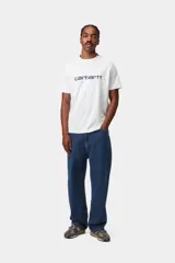 Pantalón de denim azul oscuro con corte holgado, bolsillos traseros y etiqueta de la marca en el bolsillo derecho.