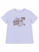 Remera color lila con estampa tipográfica marrón en el frente y mangas cortas.