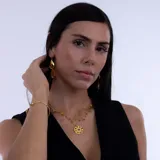 Collar dorado con colgante circular con diseño de ojo y piedras turmalinas multicolor y topacio blanco.